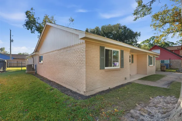 $2,350 | 5002 Cedar Creek Drive, Dickinson, TX 77539