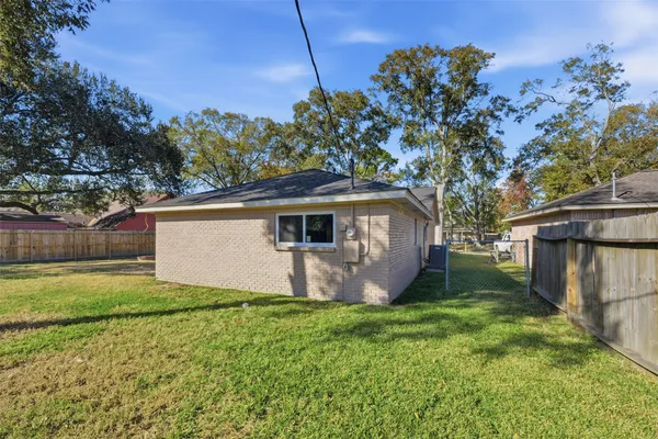 $2,350 | 5002 Cedar Creek Drive, Dickinson, TX 77539