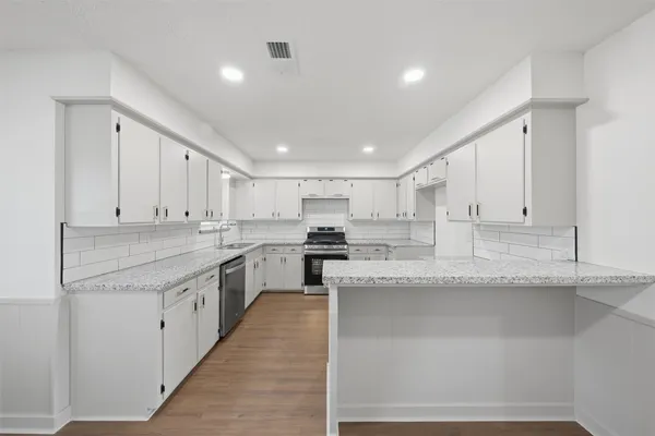 $2,350 | 5002 Cedar Creek Drive, Dickinson, TX 77539