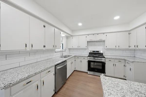 $2,350 | 5002 Cedar Creek Drive, Dickinson, TX 77539