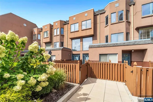 $4,200 | 309 Hancock Court, Unit M309, Edgewater, NJ 07020