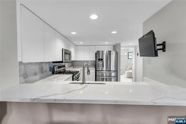 $4,200 | 309 Hancock Court, Unit M309, Edgewater, NJ 07020