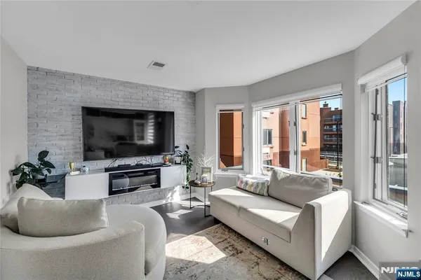 $4,200 | 309 Hancock Court, Unit M309, Edgewater, NJ 07020