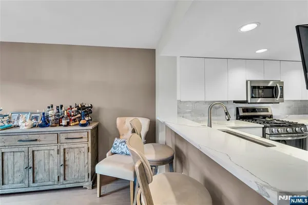 $4,200 | 309 Hancock Court, Unit M309, Edgewater, NJ 07020