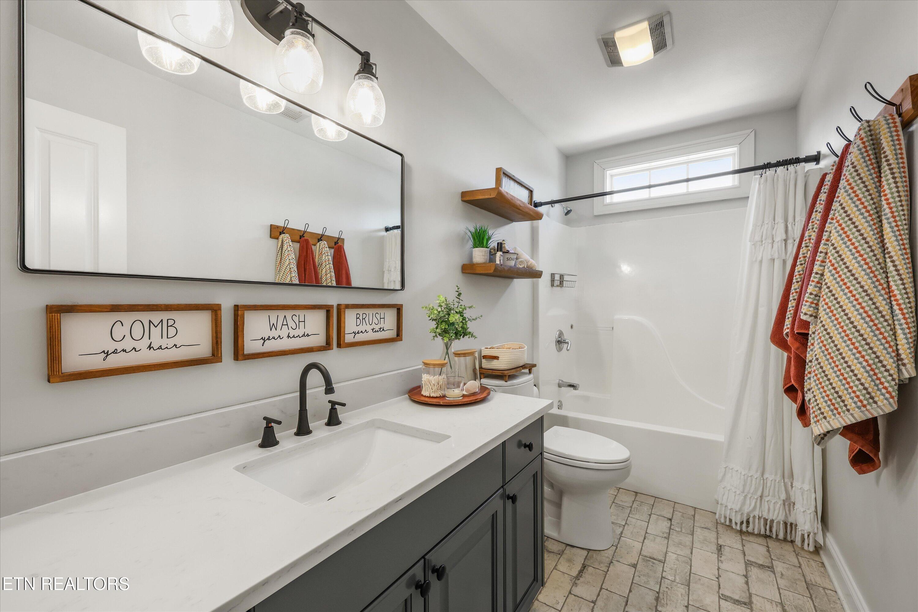 64 Rolling Links Boulevard Oak Ridge, TN 37830 - Photo 29 of 54 Bathroom