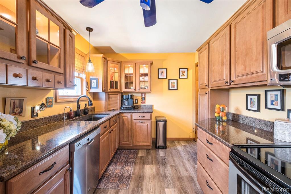 6475 Hartland Road Fenton, MI 48430 - Photo 12 of 38