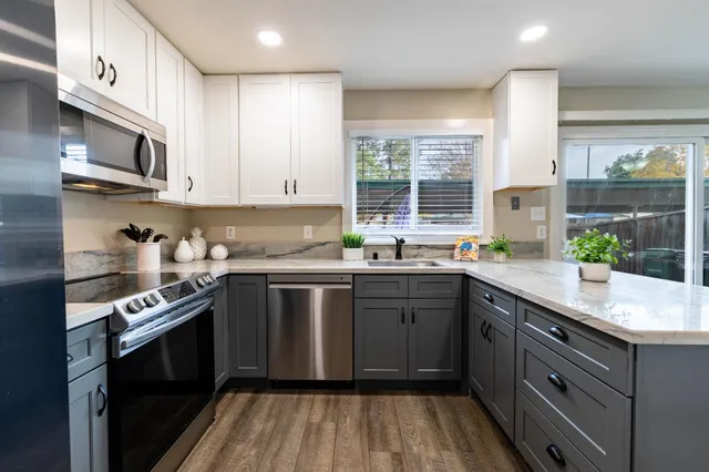 $379,900 | 8913 Salmon Falls Drive, Unit D, Sacramento, CA 95826