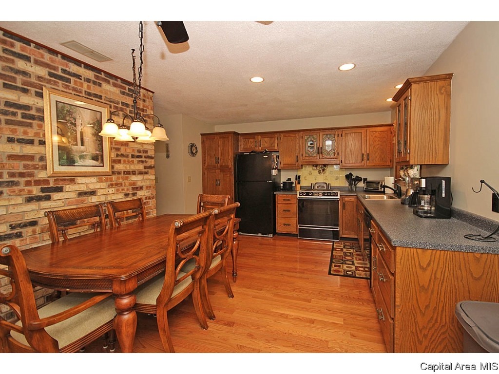11087 Robin Lane Athens, IL 62613 - Photo 7 of 36 Gallery Image 7