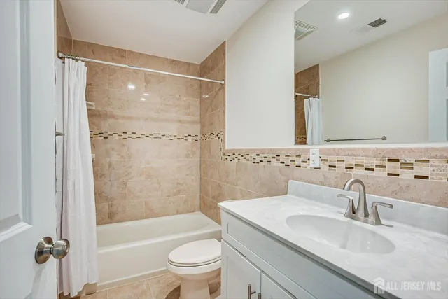 $2,575 | 114 Longfield Court, East Brunswick, NJ 08816