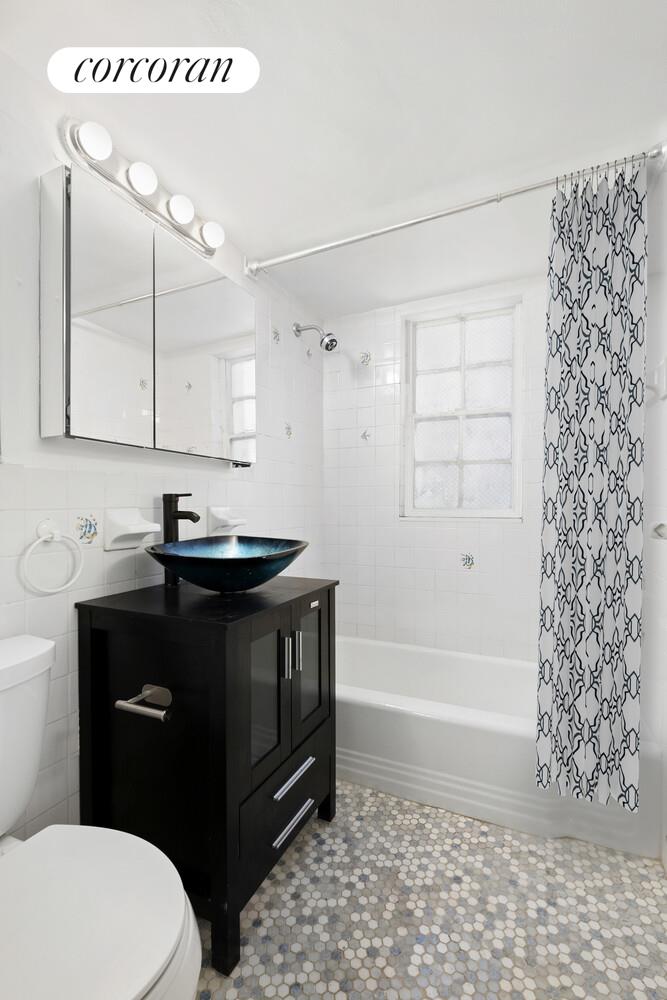 321 East 48th Street, Unit 8D Manhattan, NY 10017 - Photo 6 of 7