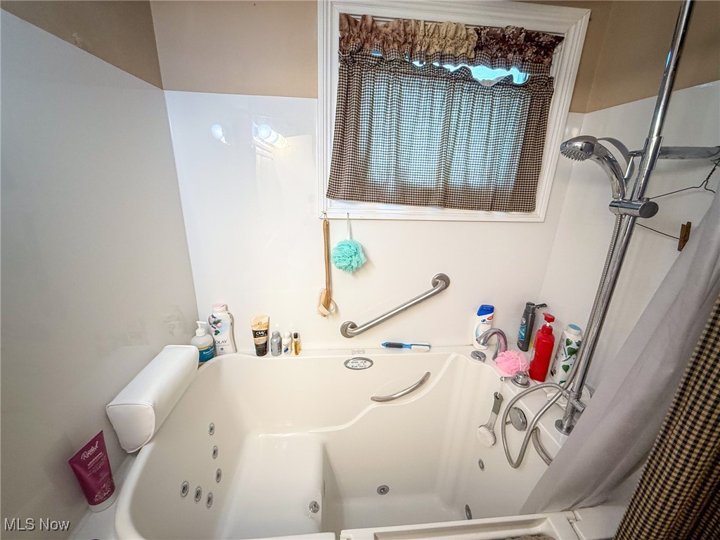 1667 County Road Dillonvale, OH 43917 - Photo 23 of 35 Bathroom featuring a jetted tub