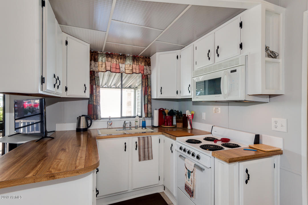 17200 West Bell Road, Unit 247 Surprise, AZ 85374 - Photo 10 of 40 Bright Kitchen