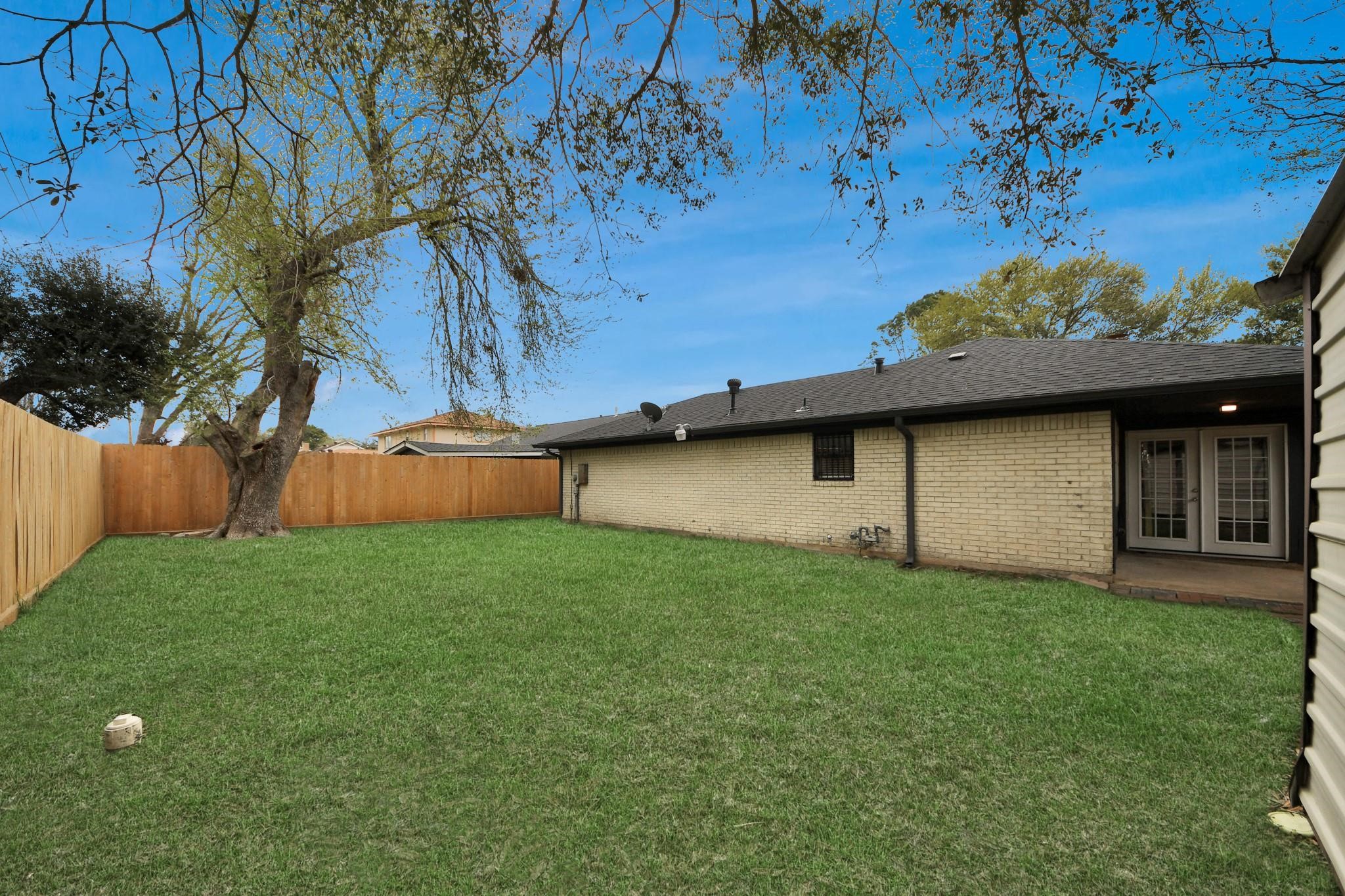 1415 Parry-Sound Pasadena, TX 77504 - Photo 22 of 34 a backyard of a house with lots of green space