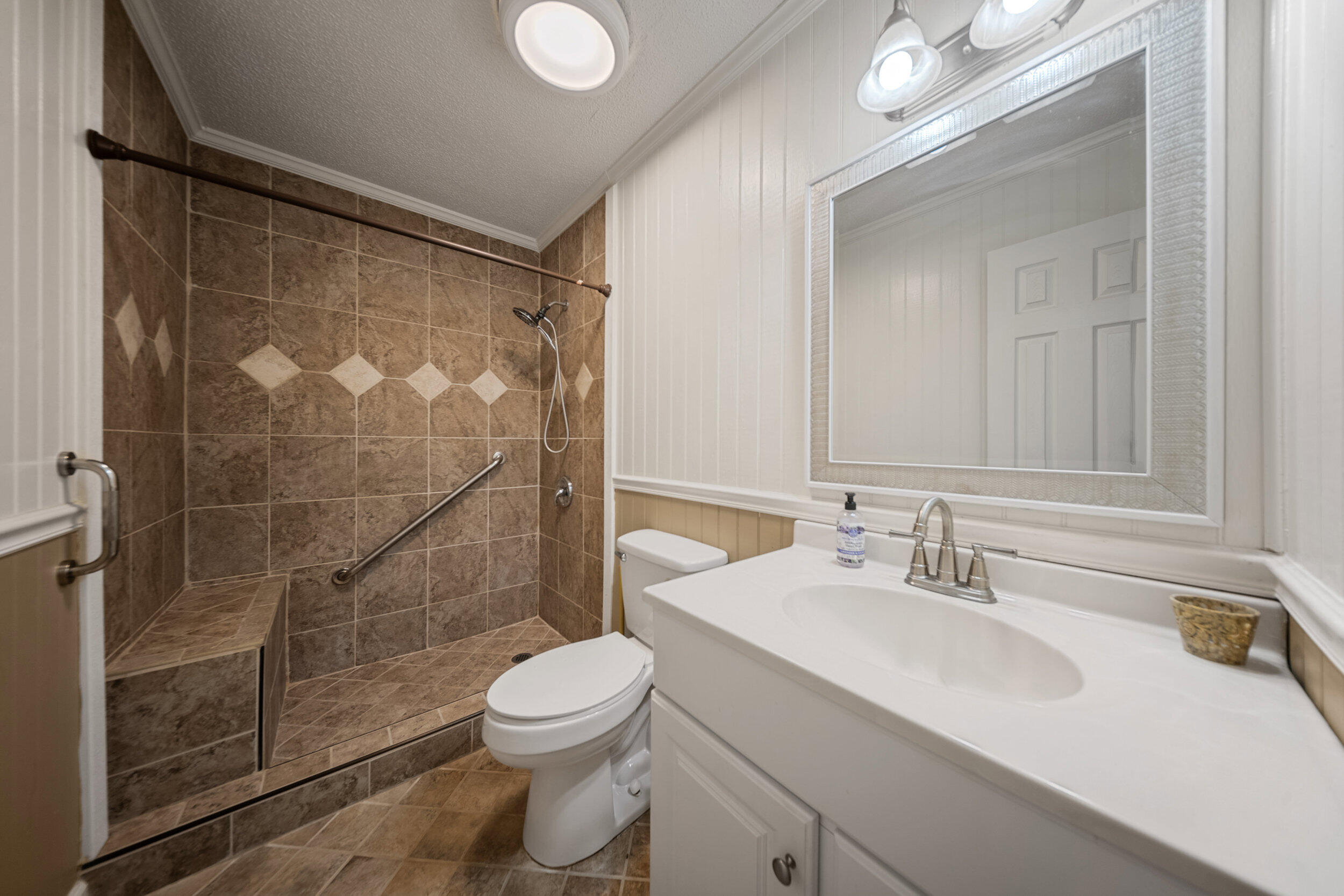 157 State Rd S-5-452 Bamberg, SC 29003 - Photo 16 of 29 157 Charles St walkin shower