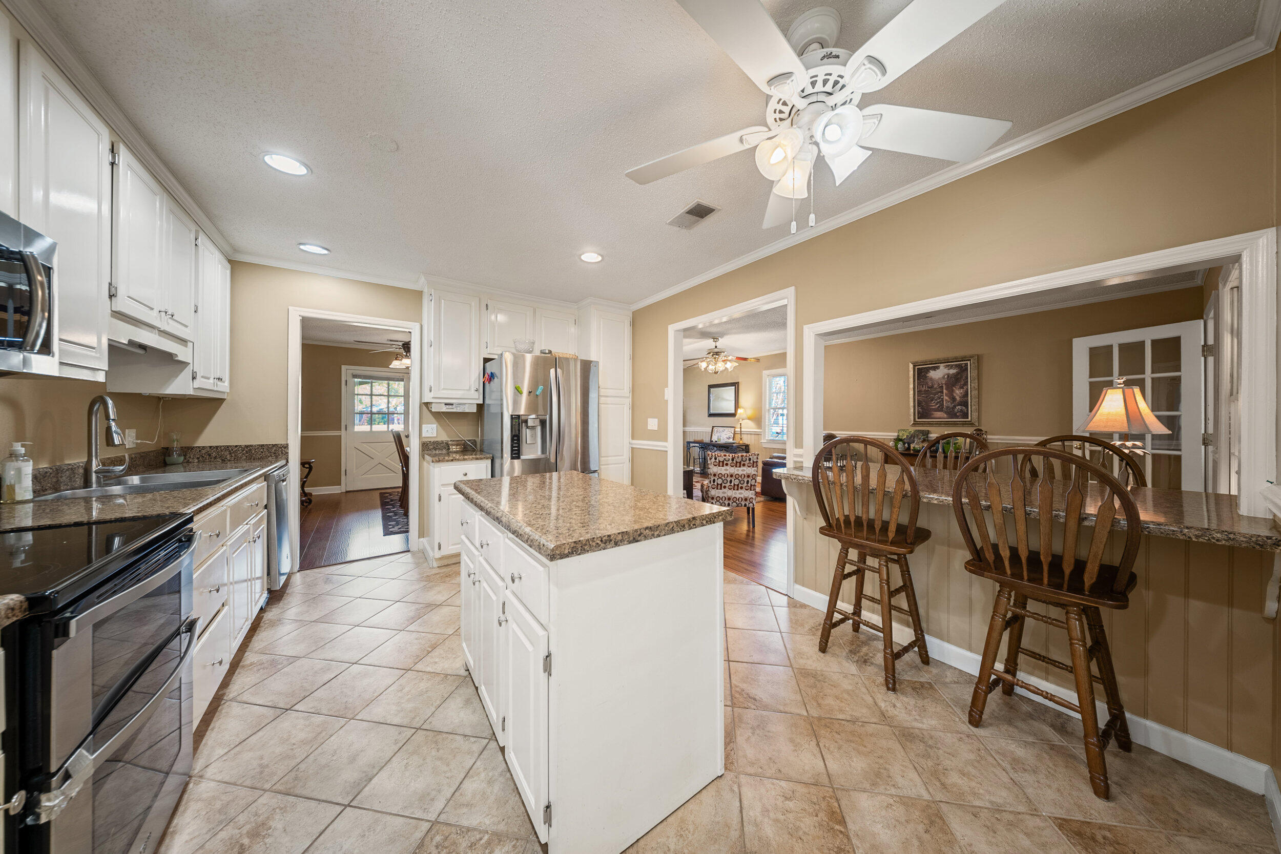 157 State Rd S-5-452 Bamberg, SC 29003 - Photo 9 of 29 157 Charles St kitchen with eat in bar