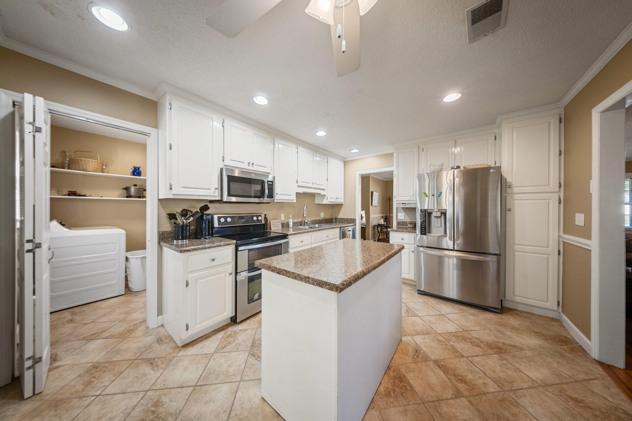 157 State Rd S-5-452 Bamberg, SC 29003 - Photo 10 of 29 157 Charles St kitchen with utility room