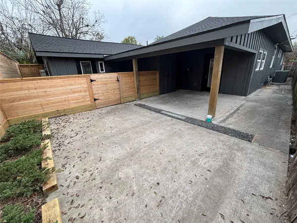 $2,200 | 430 North Hutcheson Street, Houston, TX 77003