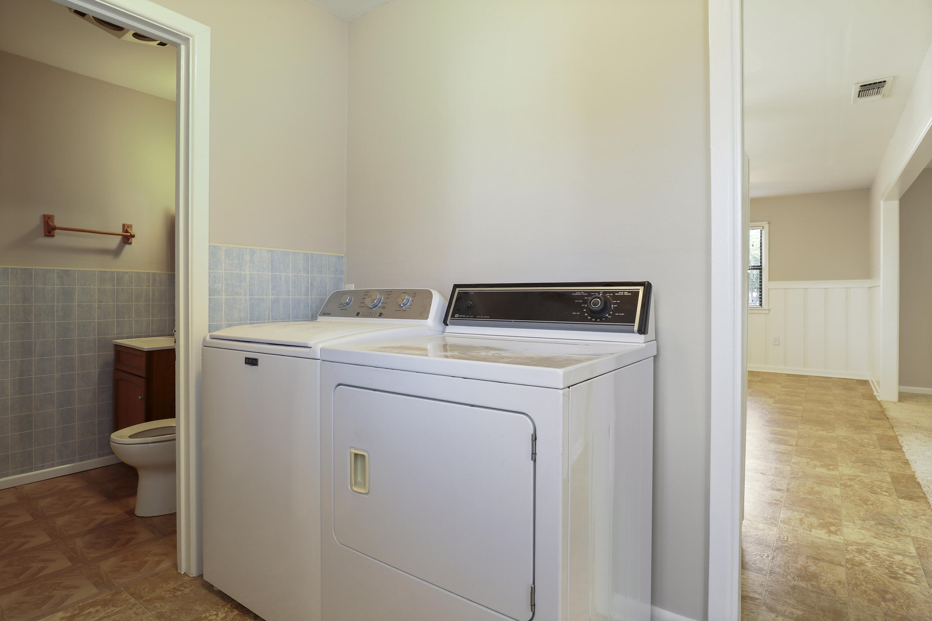 511 6th Street Wolfforth, TX 79382 - Photo 23 of 26 a utility room with dryer and washer