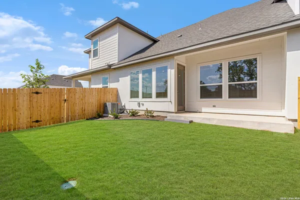 a view of a house with backyard