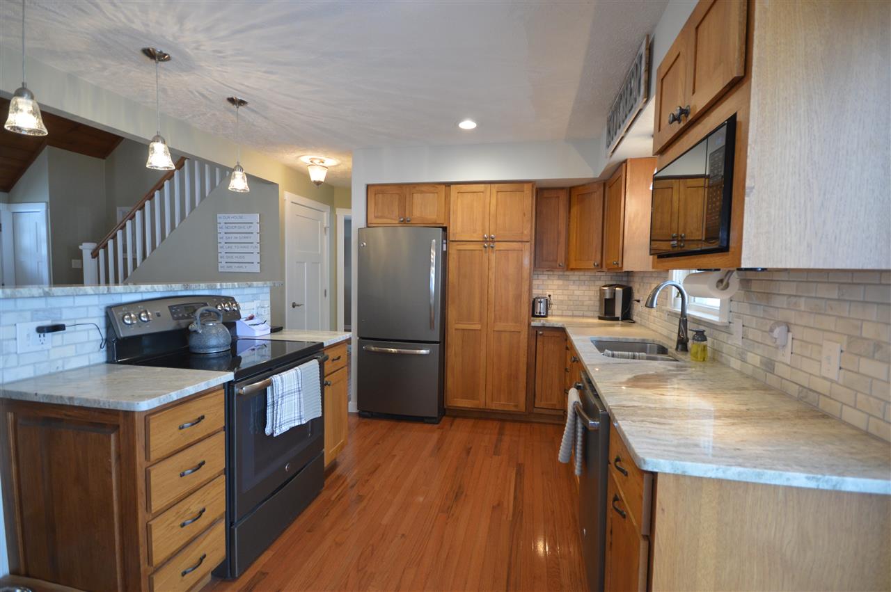 3660 South Maple Valley Road Suttons Bay, MI 49682 - Photo 2 of 33 1884457-1.JPG