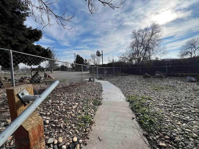 $1,295 | 2405 Sunset Drive, Unit 2, Ontario, OR 97914