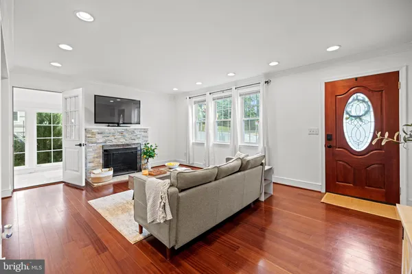 $4,500 | 7241 Lee Highway, Falls Church, VA 22042