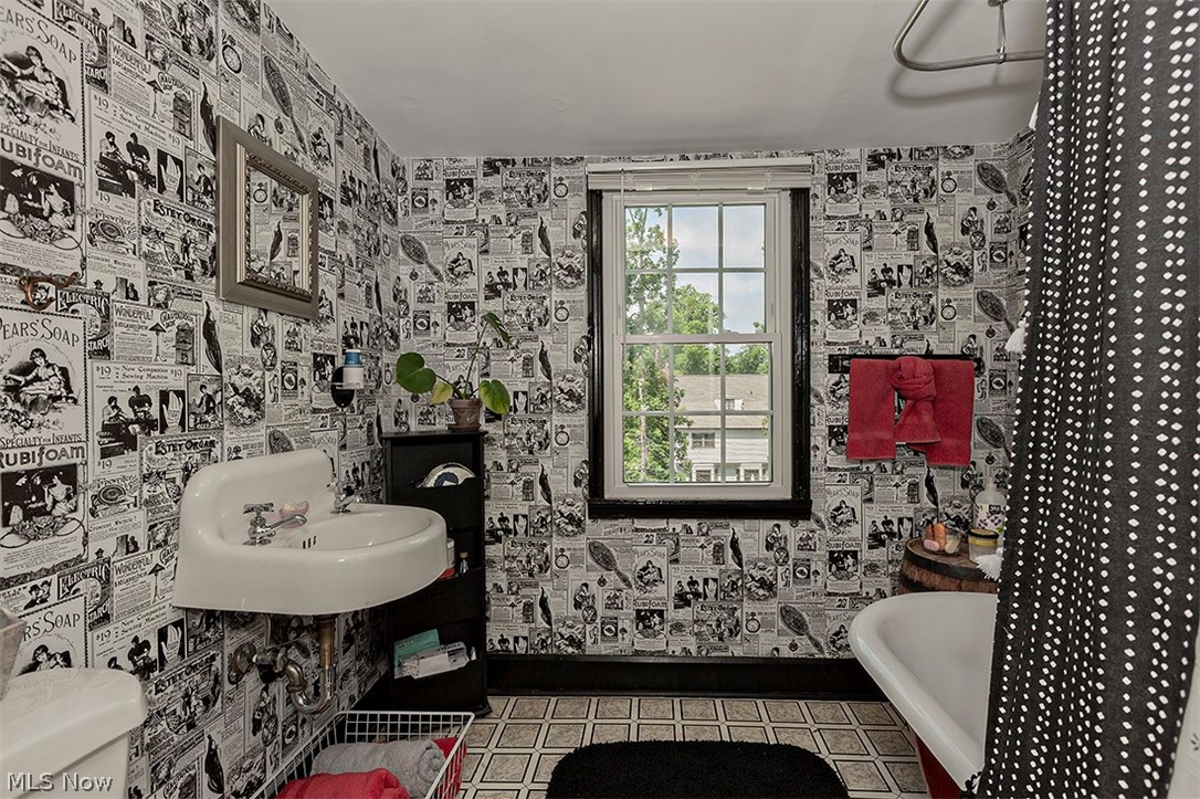 2460 Fenwick Road Cleveland, OH 44118 - Photo 25 of 35 Full bath on 3rd floor with cast iron bathtub, shower and classic charm!