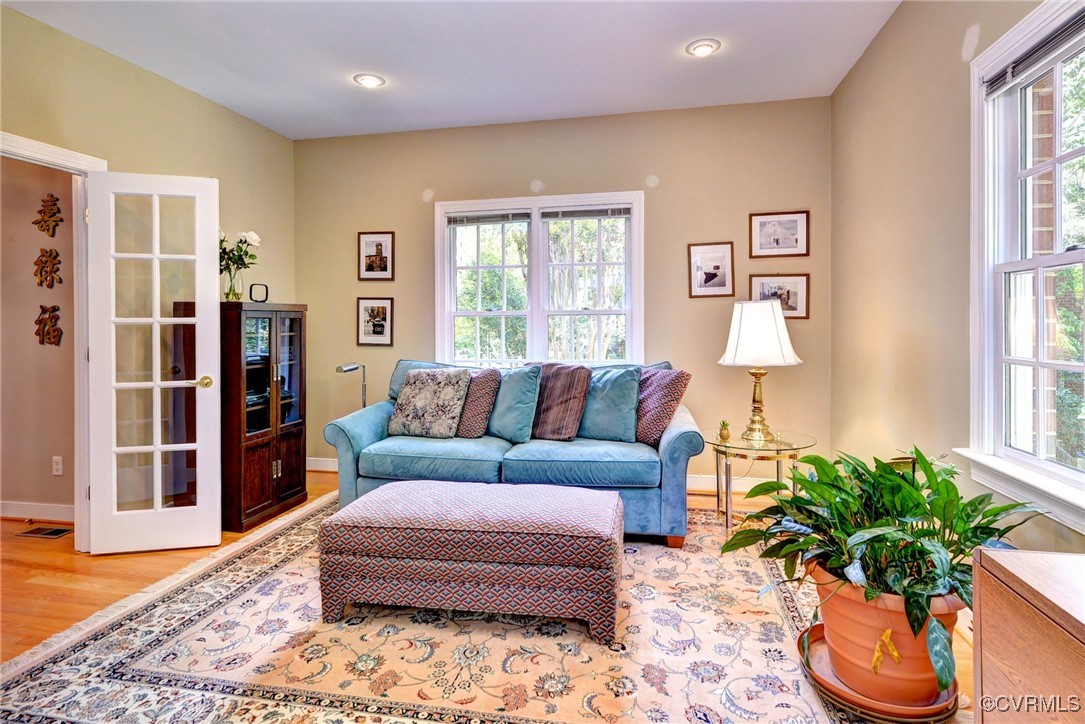 7 Hague Close Williamsburg, VA 23185 - Photo 8 of 50 a living room with furniture and a potted plant