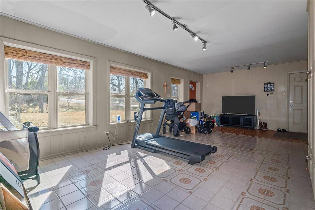 2526 Pounds Avenue Tyler, TX 75701 - Photo 23 of 25 a living room with furniture and a flat screen tv