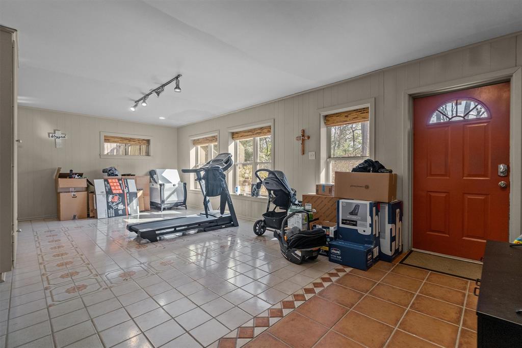 2526 Pounds Avenue Tyler, TX 75701 - Photo 24 of 25 a living room with furniture
