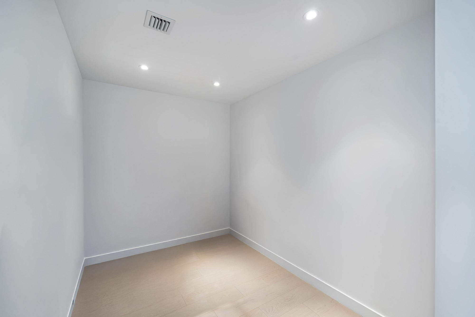 500 Alton Road, Unit 2702 Miami Beach, FL 33139 - Photo 18 of 32 Photo 18