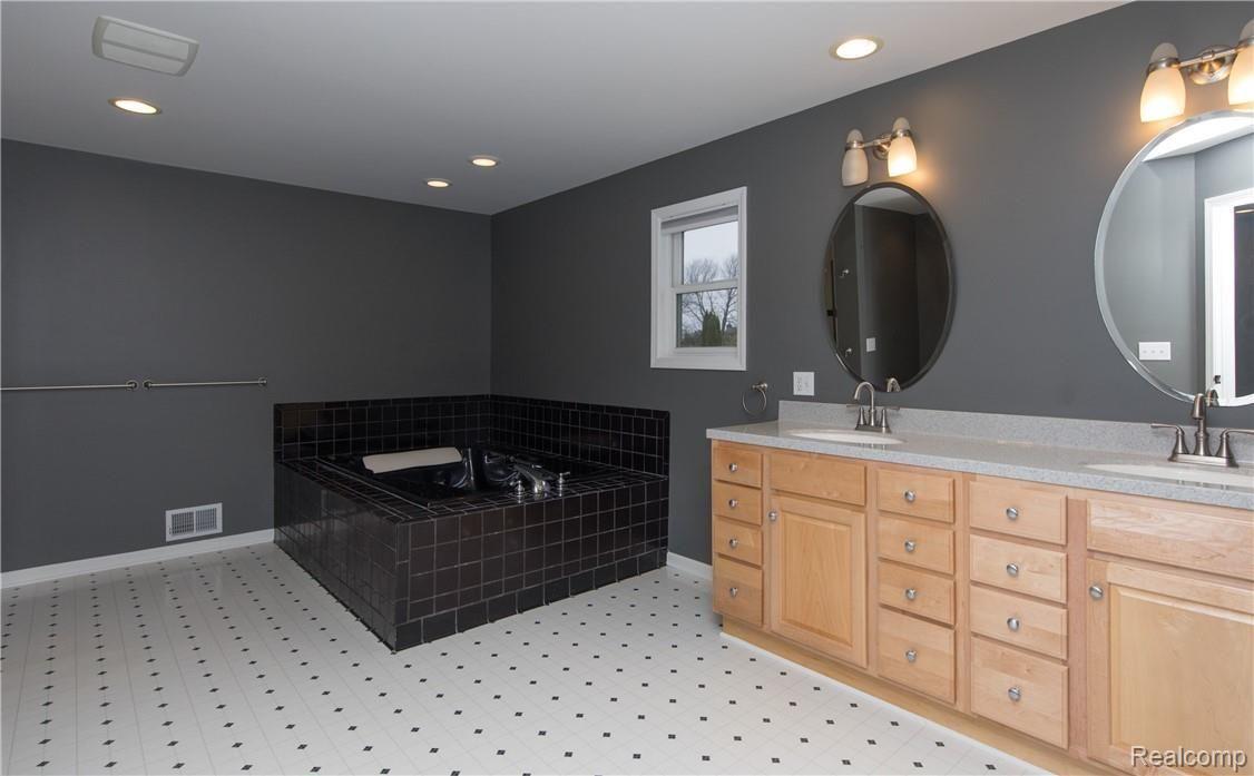 10898 Braun Road Manchester, MI 48158 - Photo 18 of 32 Master En Suite with Jetted Tub and Dual Vanities