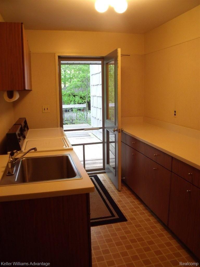 34424 Quaker Valley Road Farmington, MI 48331 - Photo 15 of 19 Laundry Room