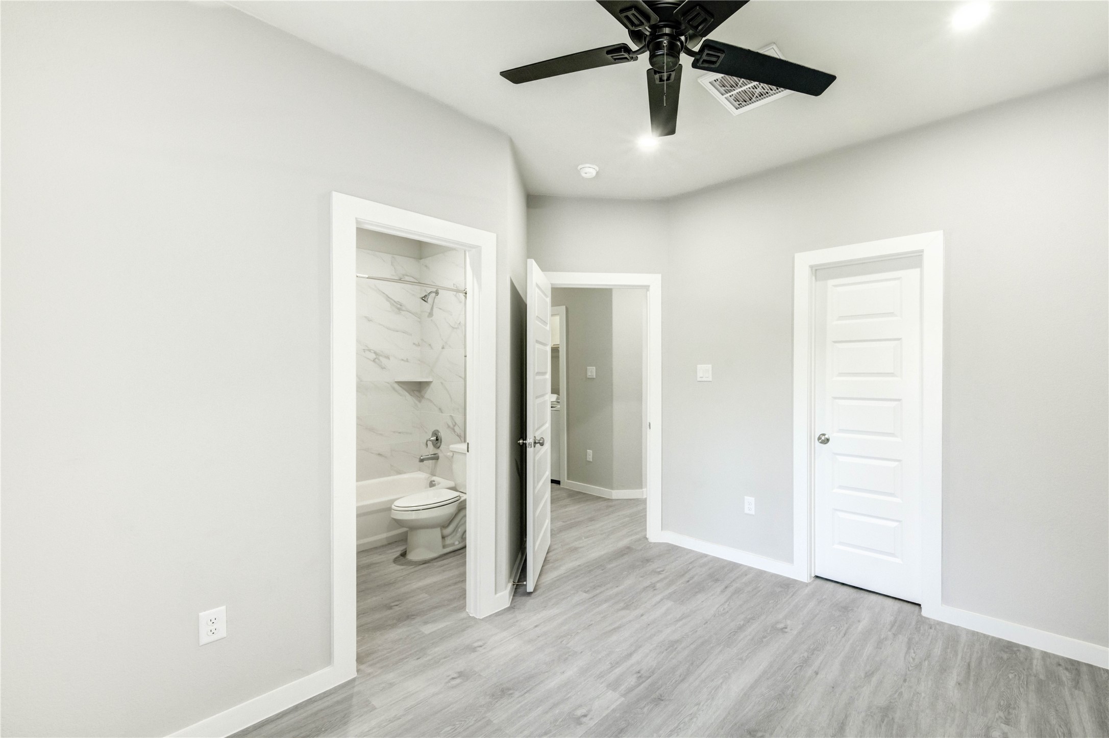 8157 Tate Street, Unit B Houston, TX 77028 - Photo 18 of 23 Upstairs Bedroom 2
