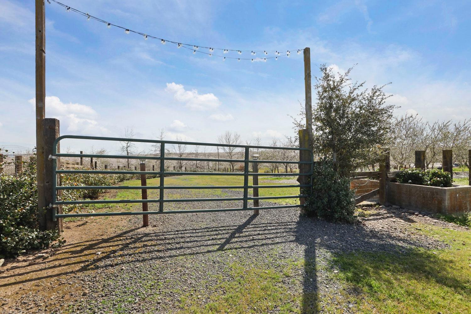 10031 Frankenheimer Road Oakdale, CA 95361 - Photo 92 of 95 a view of a balcony with a bench