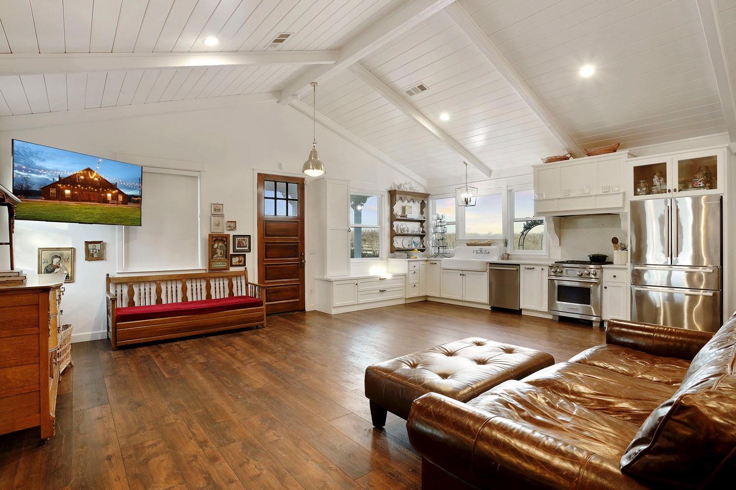 10031 Frankenheimer Road Oakdale, CA 95361 - Photo 10 of 95 a living room with furniture and kitchen view