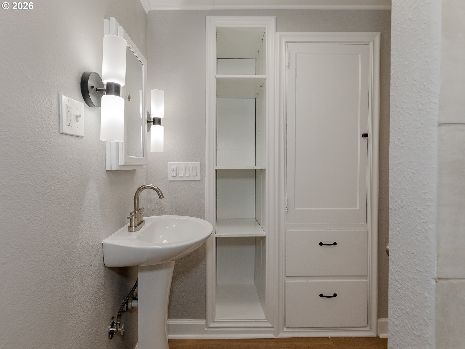 904 East 33rd Street Vancouver, WA 98663 - Photo 17 of 26 a bathroom with a sink and mirror