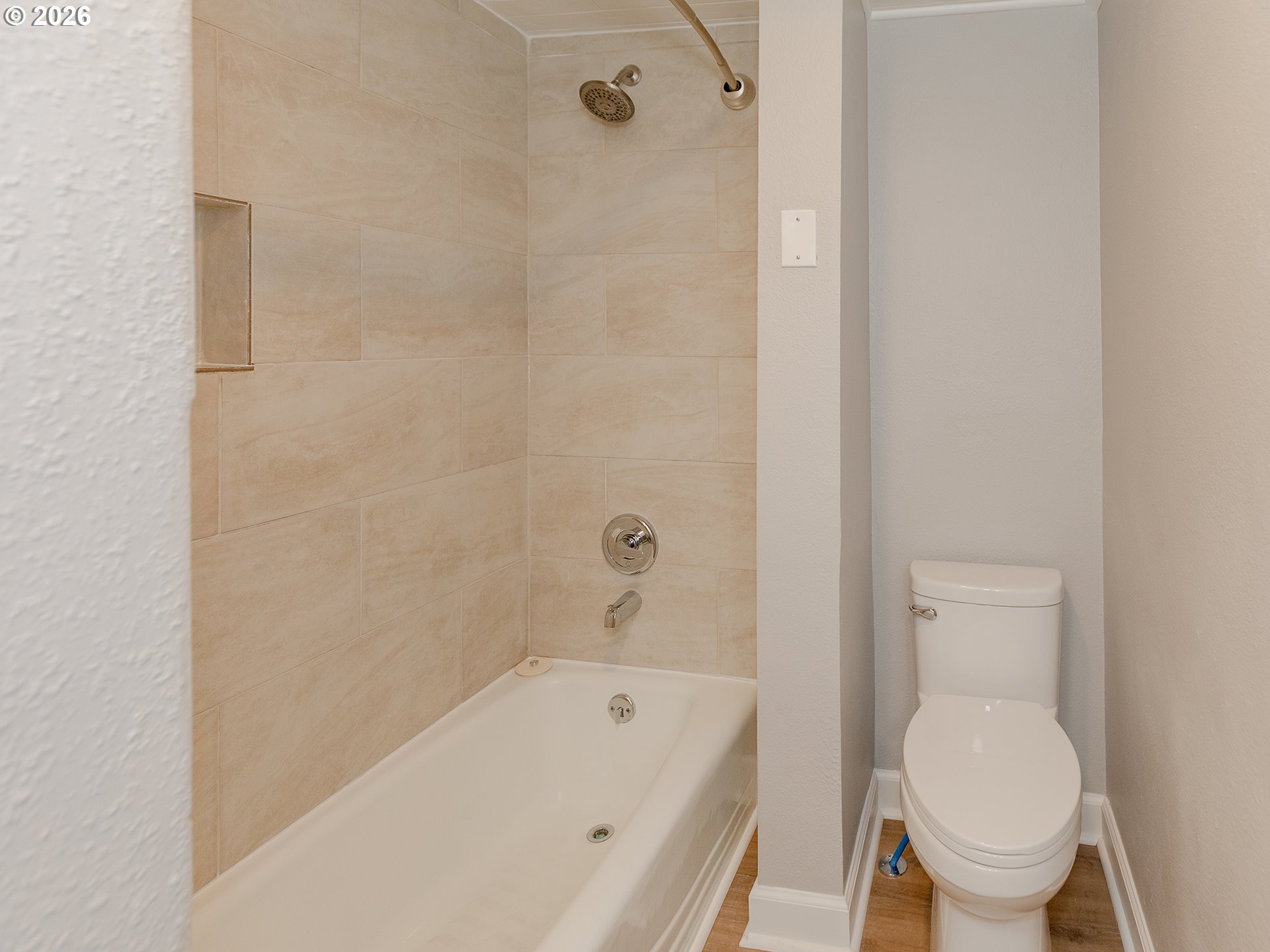 904 East 33rd Street Vancouver, WA 98663 - Photo 18 of 26 a bathroom with a toilet and a bathtub