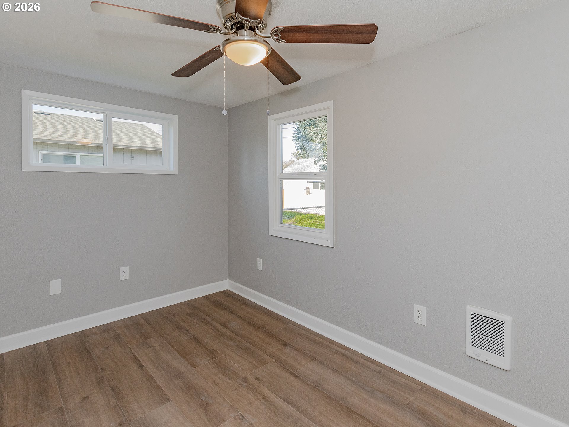 904 East 33rd Street Vancouver, WA 98663 - Photo 22 of 26 an empty room with windows and fan