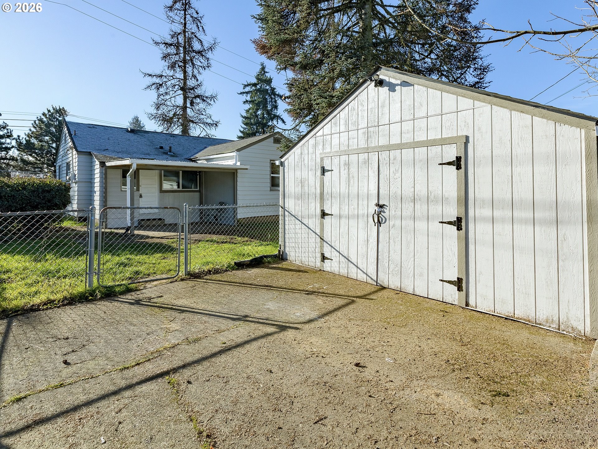 904 East 33rd Street Vancouver, WA 98663 - Photo 3 of 26 a house with a outdoor space