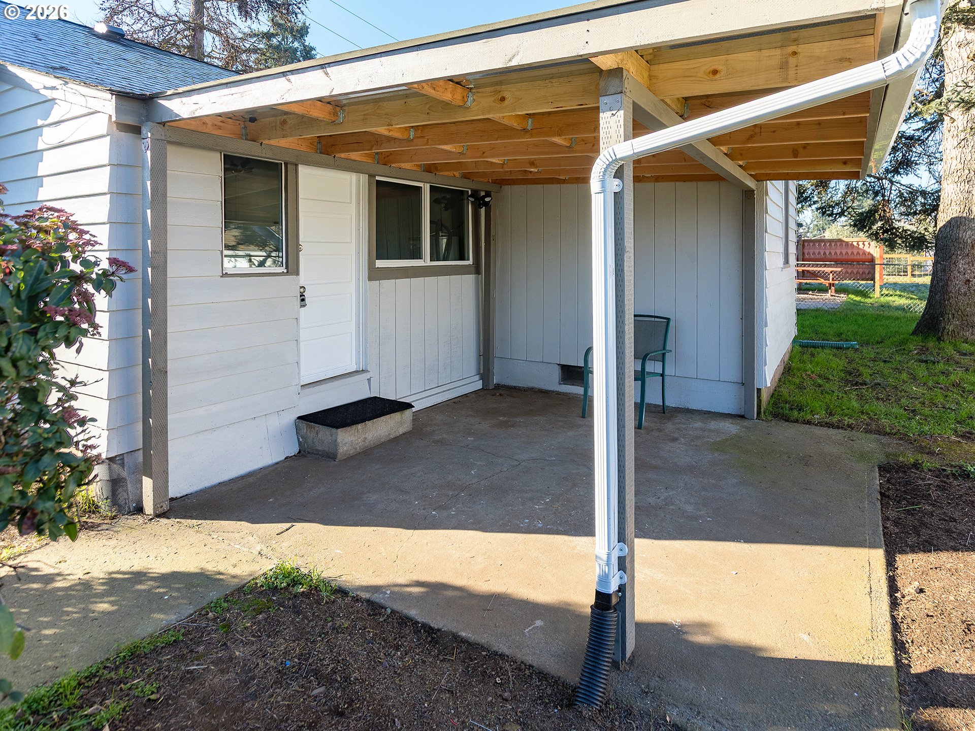 904 East 33rd Street Vancouver, WA 98663 - Photo 4 of 26 a view of a porch