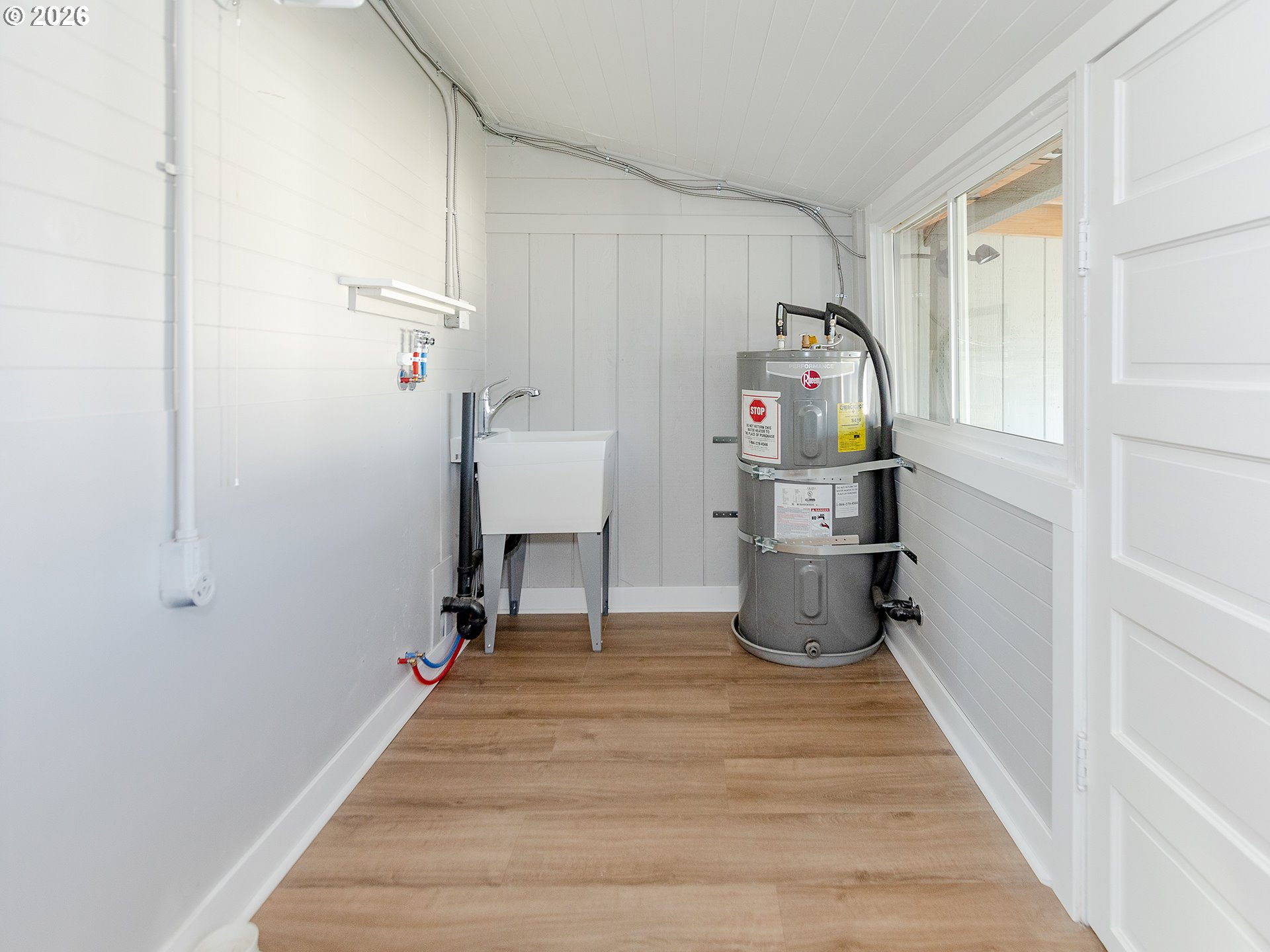 904 East 33rd Street Vancouver, WA 98663 - Photo 6 of 26 a room with storage and utility