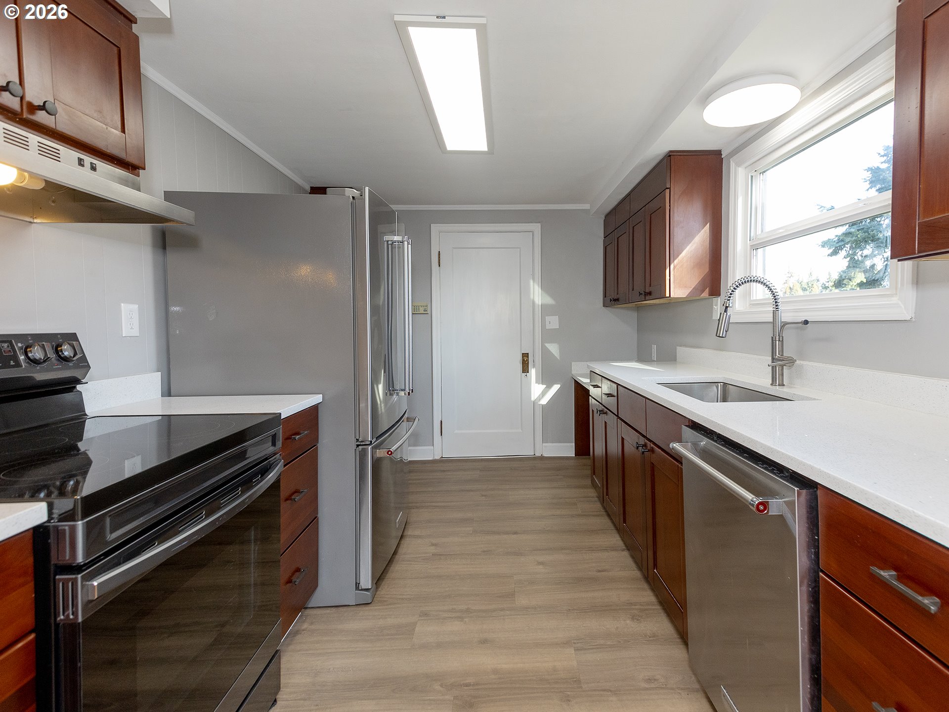 904 East 33rd Street Vancouver, WA 98663 - Photo 7 of 26 a kitchen with a sink appliances and cabinets