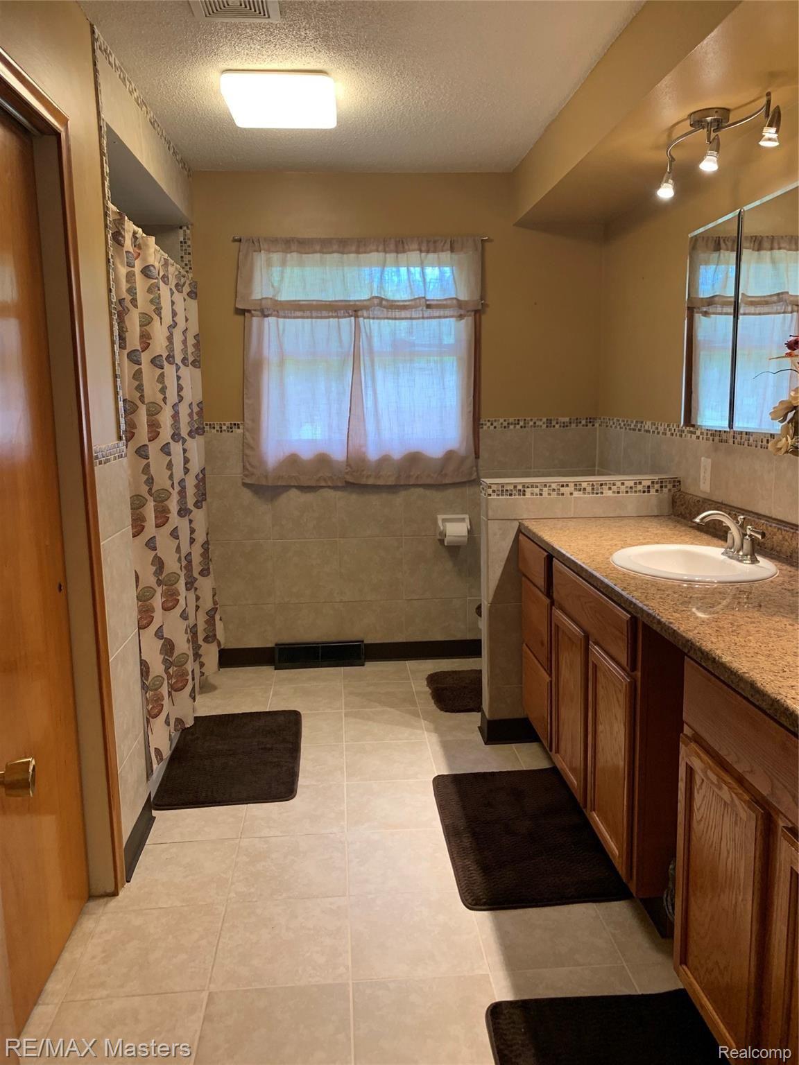 3743 Ohara Road Carleton, MI 48117 - Photo 18 of 30 Bathroom