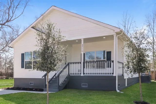 a view of backyard with deck and garden