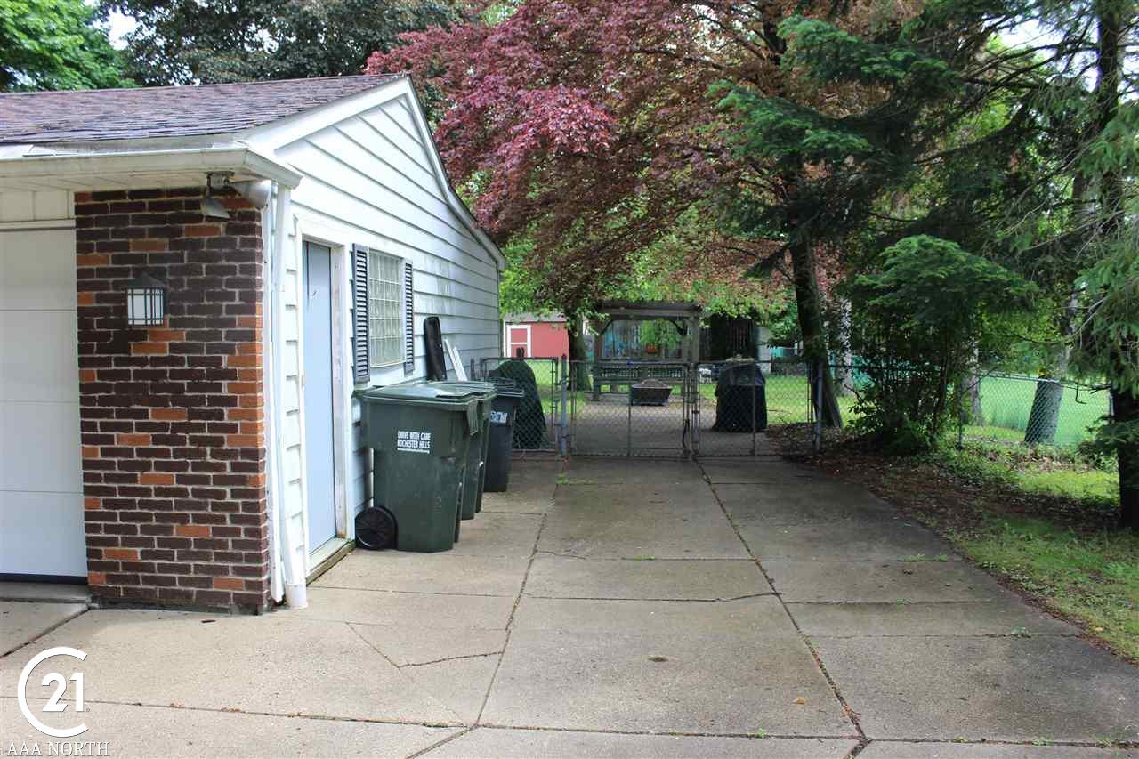 146 Texas Avenue Rochester, MI 48309 - Photo 4 of 27 RV/ Boat parking