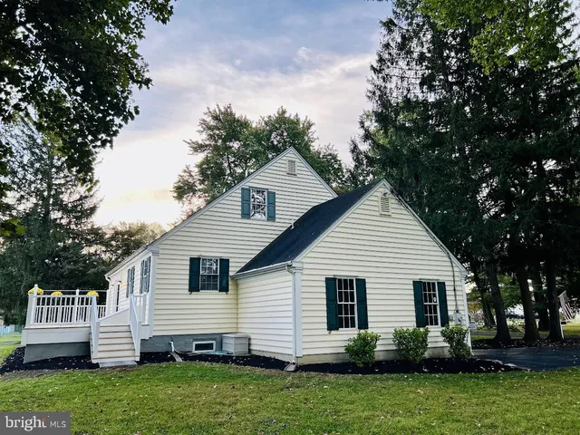a view of a back yard of the house
