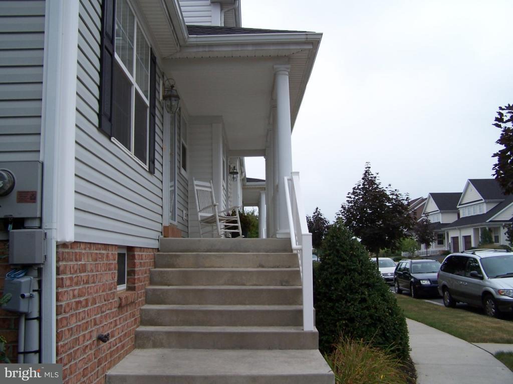 605 Chatham Way Lititz, PA 17543 - Photo 2 of 34