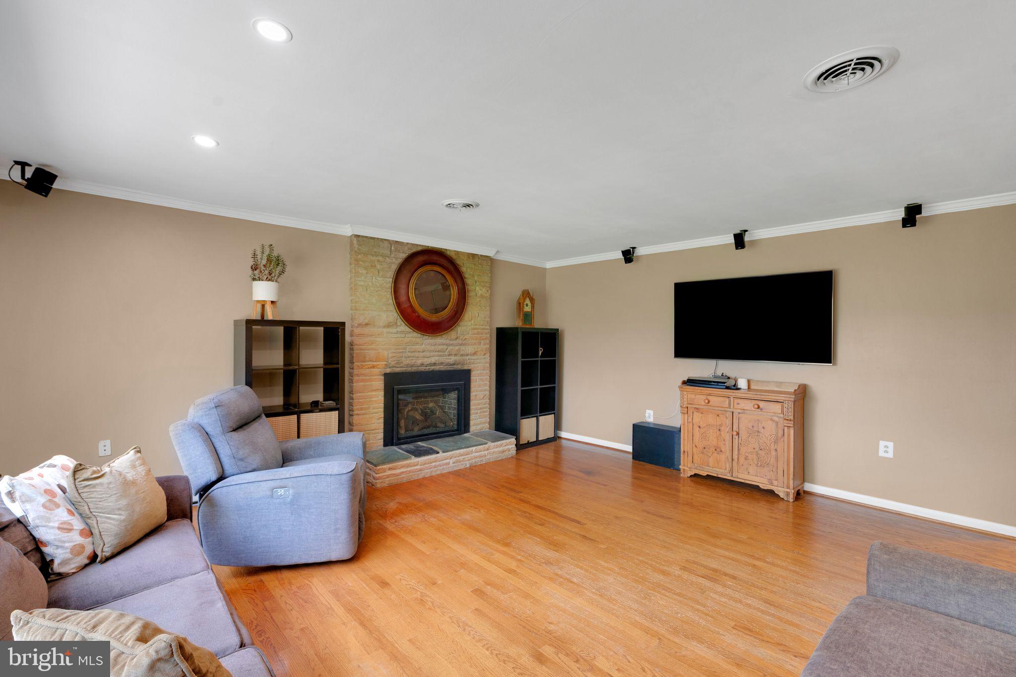 3724 Queen Anne Bridge Road Davidsonville, MD 21035 - Photo 5 of 40 Hardwood flooring.