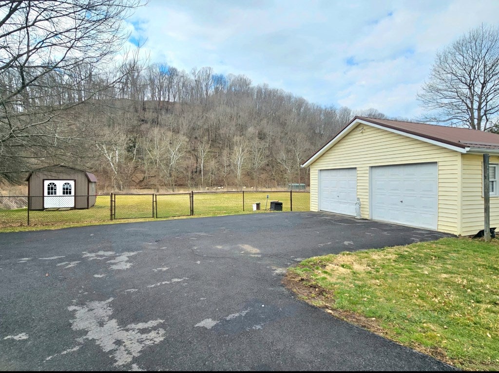 569 Peery Addition Road Tazewell, VA 24651 - Photo 3 of 30 Gallery Image 3